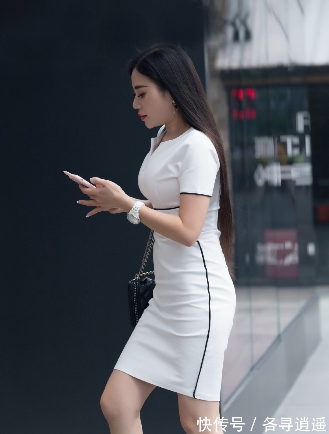 穿搭 白色包臀裙简约清新,在黑发齐腰的衬托下,美得素雅又显背影美