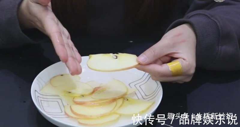 苹果片和食盐泡水，真是厉害，解决了男女朋友的苦恼，赶紧去试试