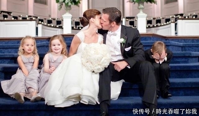 婚礼上所有人都一本正经,花童们却很任性