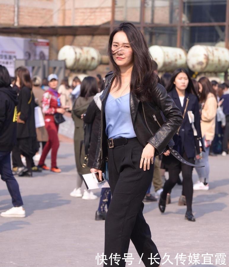 单鞋|七分直筒裤，搭配细高跟单鞋，配上黑色皮夹克，有质感还有气质