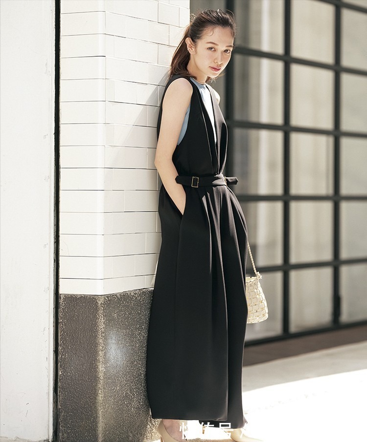 连体裤|今年突然火了一种新搭配叫:连体裤+基础上衣,越看越心动