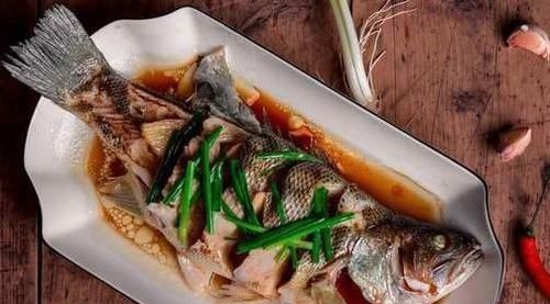 清蒸鱼时,放盐和生抽是外行,大厨教您正确做法,鱼肉鲜嫩又入味