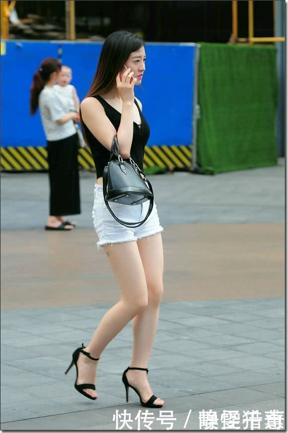 街拍美女:辣妈玩转“承上启下”的搭配原则,美成了街头的风景线