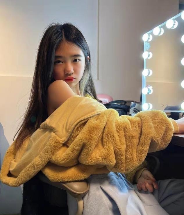 美背 曹格11岁女儿太着急长大,浓妆艳抹还大秀美背,丝毫没有孩子样