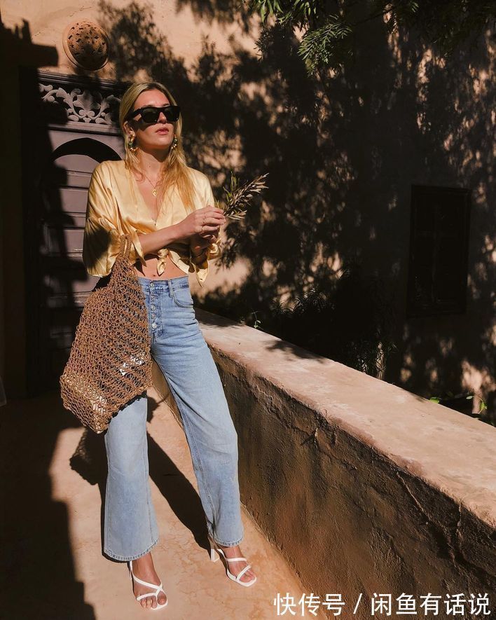 高阶 40岁女人别只会穿“黑白灰”,试试这4组高阶配色,气质更高级