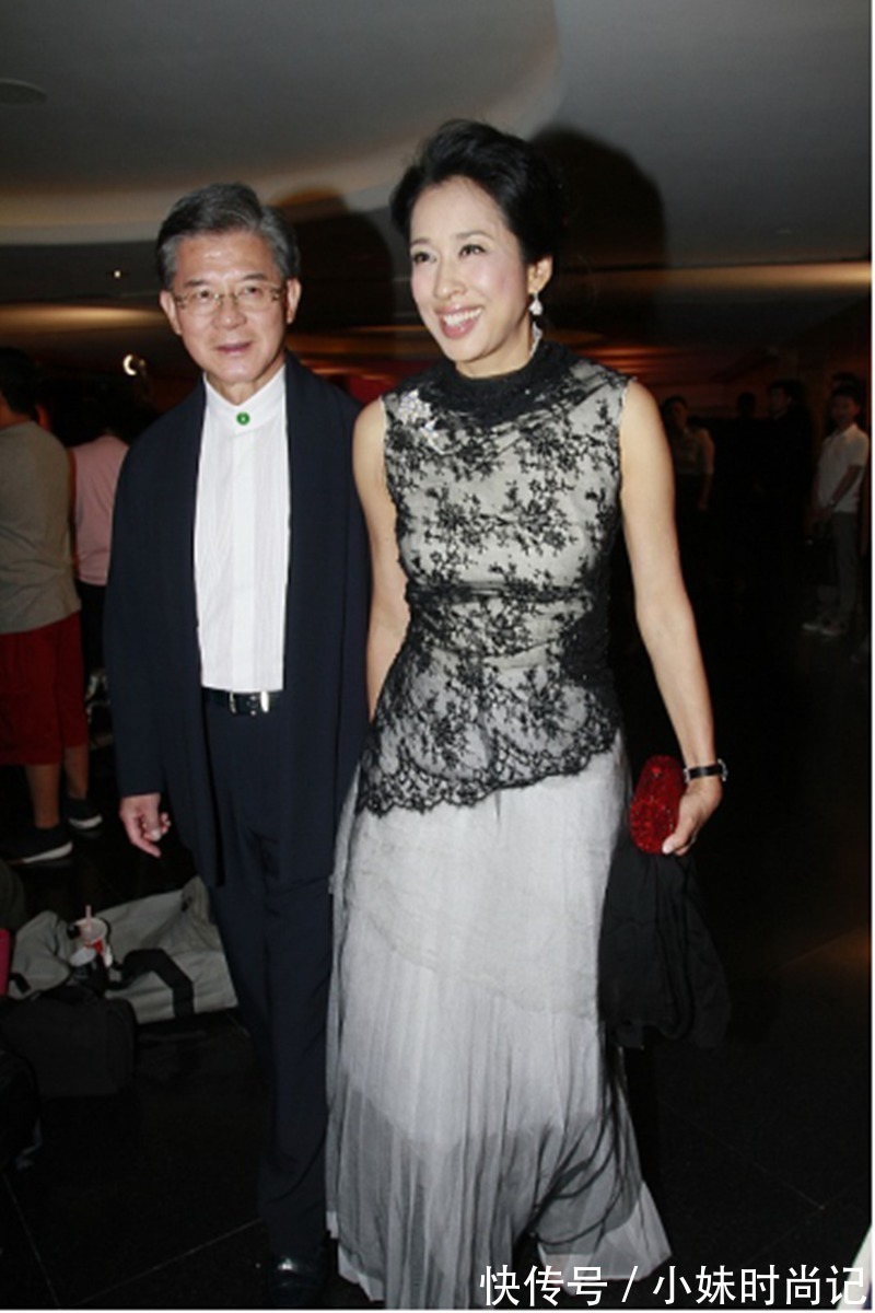 蕾丝|朱玲玲到底是“阔太太”,白色连衣裙配黑外套简约高级,清爽利落