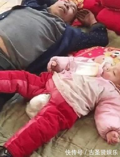 上传|爷爷给孙女喂奶后累的睡着,儿媳上传照片后,网友炸了接受不了
