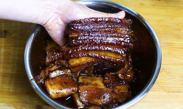 过年必不可少的硬菜！一招教你这样做扣肉，好吃不腻，待客倍有面