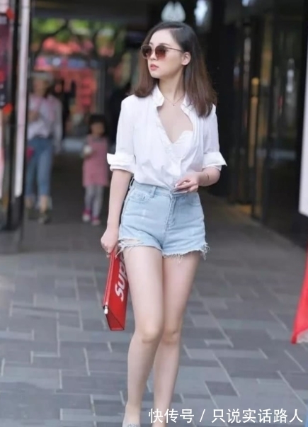 街拍|街拍:衬衫解开三颗纽扣的年轻小姐姐这样穿搭也是一种时尚