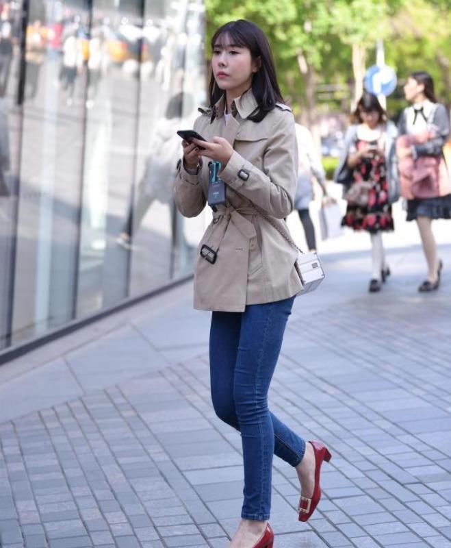 街拍:小姐姐长袖条纹连衣裙,戴上礼帽,优雅又有气质