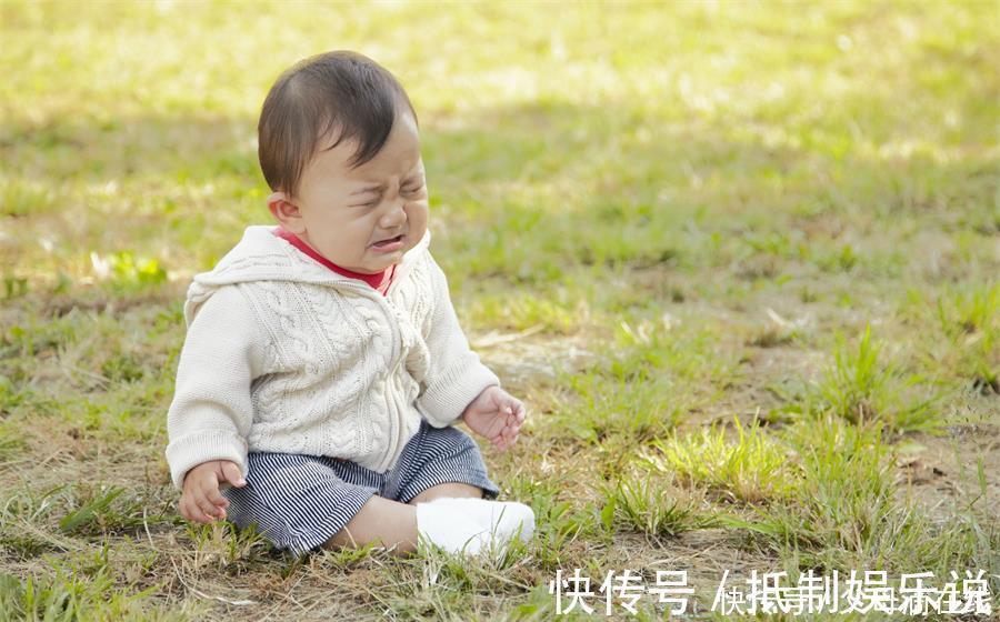 伤害|孩子摔倒，父母要不要不理会？你的行为可能正在伤害他们
