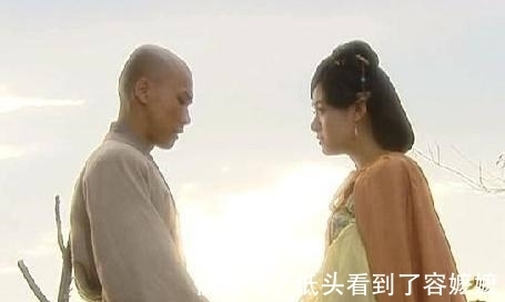 对联$才女出一对联嘲笑和尚, 和尚随口对出下联, 便让才女气得脸红