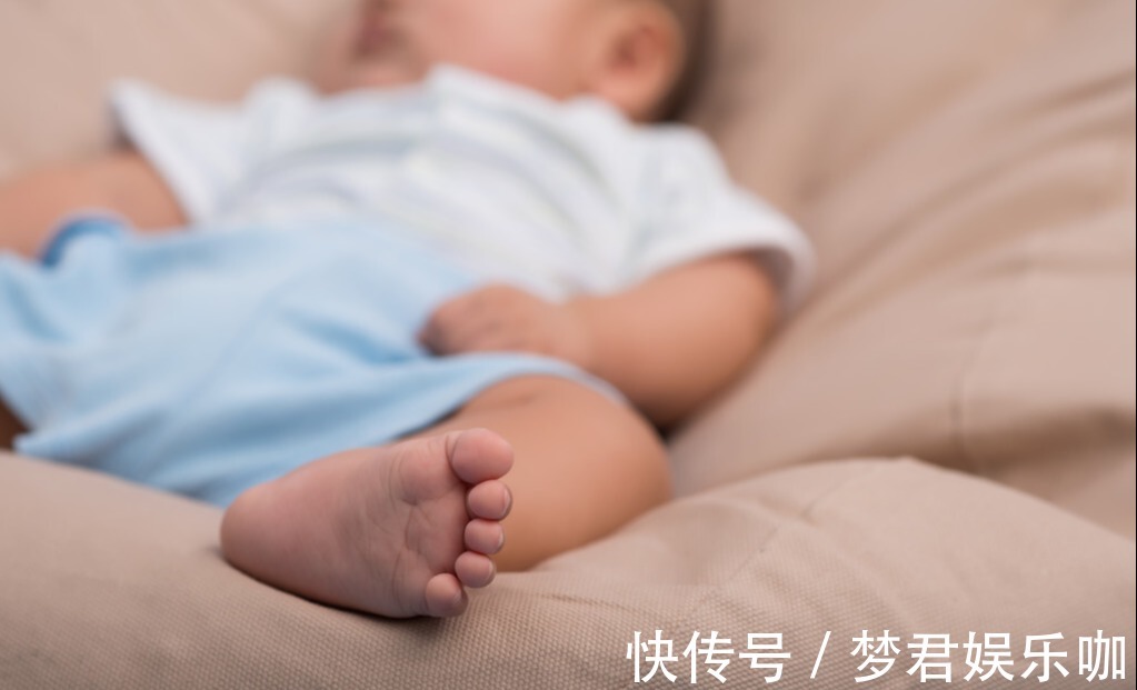 爸妈|睡眠好的宝宝长得快，让孩子晚上睡久一点有技巧，新手爸妈学起来