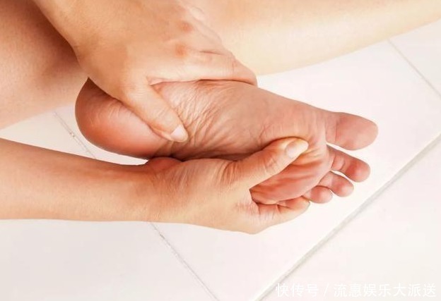 异常|血糖过高时,脚上会出现4个异常,三种食物,劝你还是戒掉吧