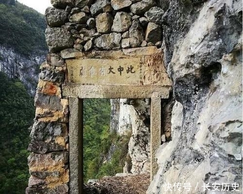 一悬崖上发现清朝修建的石门 古今县志均无记载