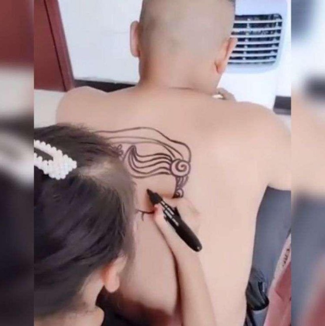 画画|女儿在爸爸背上画画,爸爸乖乖配合一动不动,网友:画功精湛