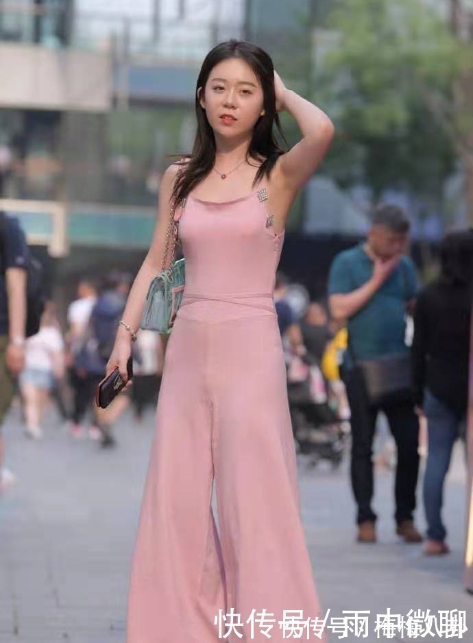 子女生 矮个子的连体裤穿搭示范,背部的设计十分吸睛,看起来俏皮又灵动