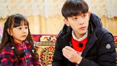 两人同是素人小明星：阿拉蕾为挣钱天天泡剧组，而她被当成小公主