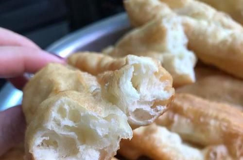 家常版炸油条的做法，掌握小技巧，个个蓬松酥脆，放凉了也不会硬