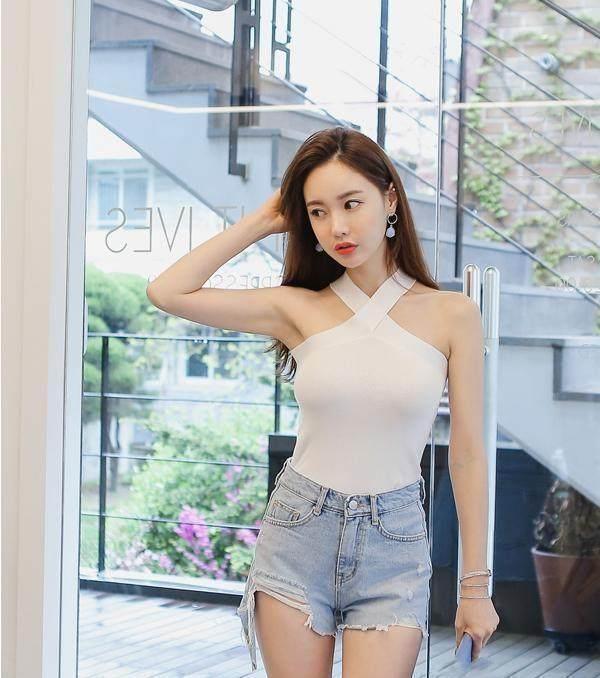 腰身|拥有纤细大长腿的牛仔裤美女,展示腰身美好曲线,彰显与众不同