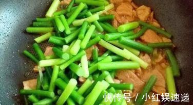 肉丝|炒蒜苔时,直接炒是大错特错的少了这1步,蒜苔不香,还不入味