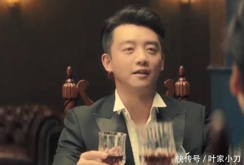 这一幕后|跑男家族同时举杯，看清蔡徐坤郑恺拿酒杯的姿势，才知谁是真绅士