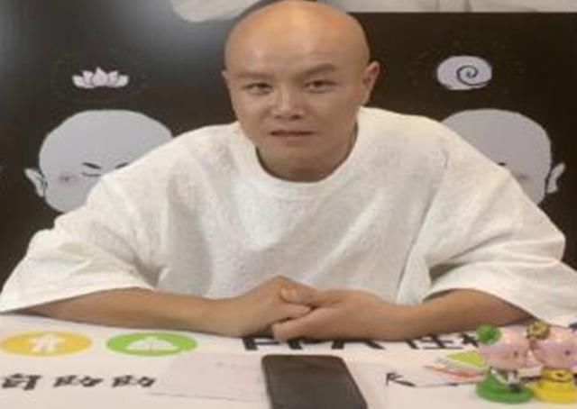 乐嘉首次公开露面，直播间潸然泪下，对《超级演说家》余怒未消