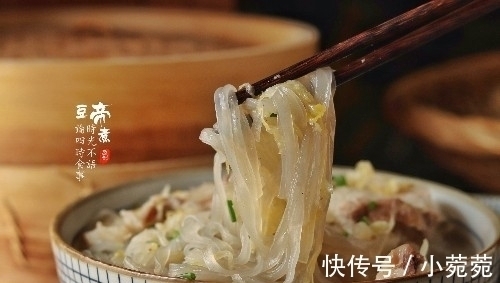 烧一个菜，我都不想再炒了，既是饭还是菜，酸香开胃，一碗吃不够