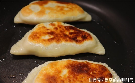 韭菜|萝卜菜盒子这样做太香了，皮薄馅大，凉了也不会硬，比韭菜盒子香