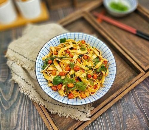 豆腐皮换一种新吃法,香辣开胃,简单一拌,超爽口