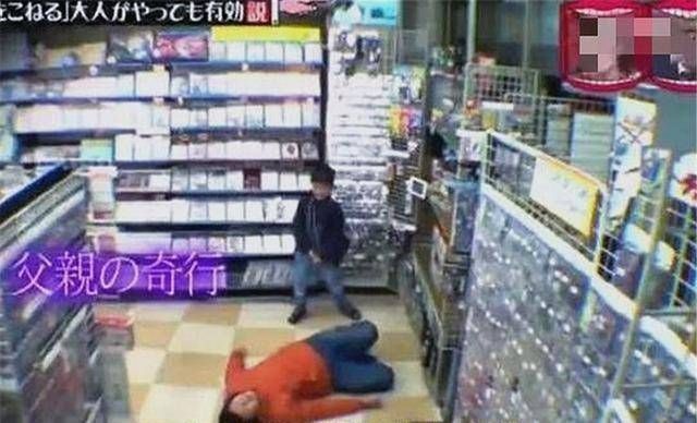儿子|活久见儿子想买玩具,爸爸当场躺地撒娇,儿子起来,我不买了