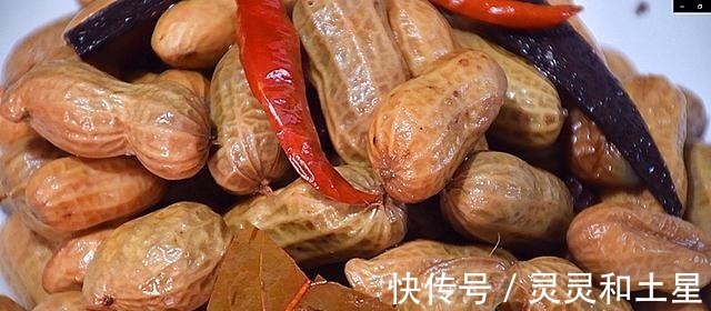 做水煮花生,只加盐是大错特错!多加这“4样”,花生更香更入味!