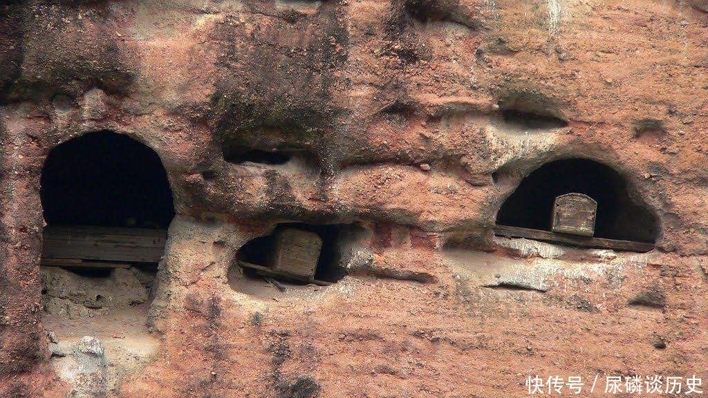 龙虎山发现悬棺,我考古人员用一招攀登上山崖,并在棺中发现秘密