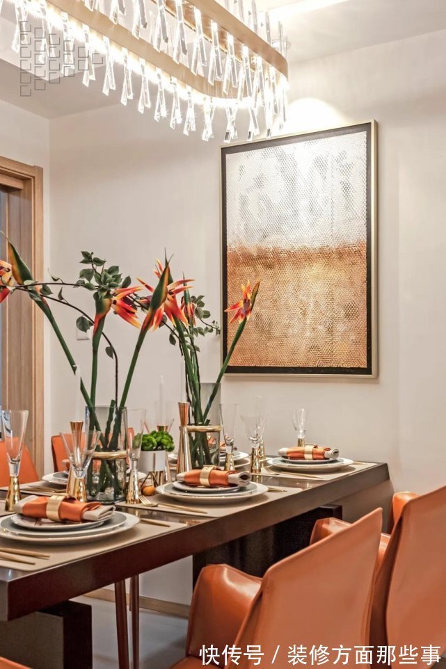 软装|100平现代轻奢风三居室,橙色软装有一种华丽温馨的活力空间感