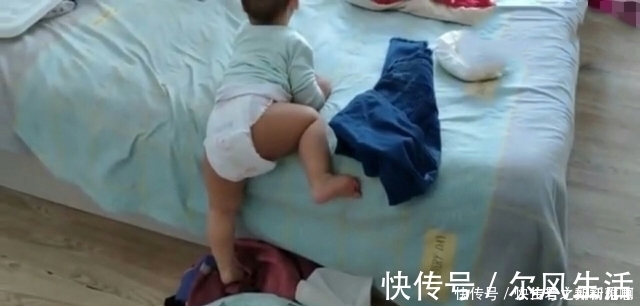 周妈妈|11个月宝宝竟然自己下床?防止自己摔疼的这操作:厉害了
