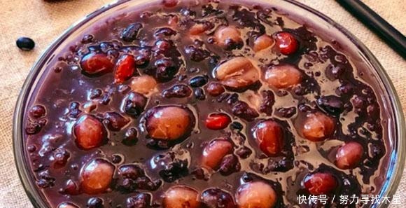 黑豆|女生經(jīng)常熬夜別忘多喝這粥,用這幾樣食材簡(jiǎn)單熬一鍋,滋補(bǔ)又養(yǎng)發(fā)!