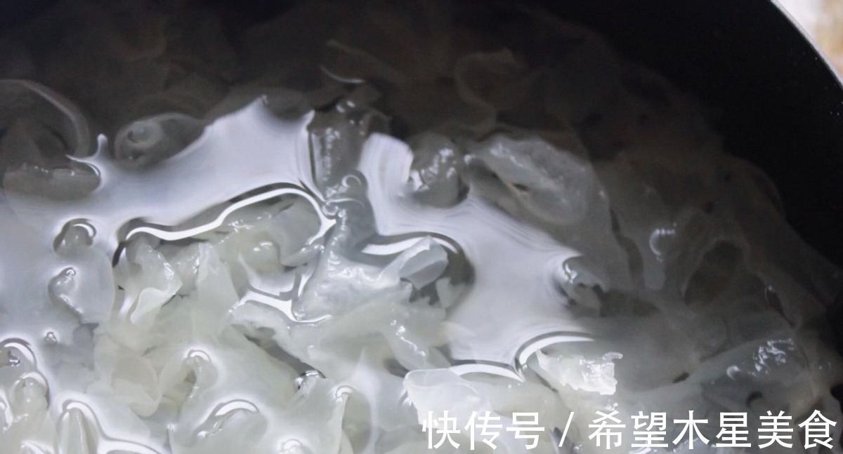 红枣|这是一道银耳羹，加了紫薯后更加香甜，营养更足！