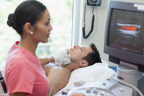 手术切除|体检发现甲状腺结节，担心“癌变”？恶变的4个信号，注意点好