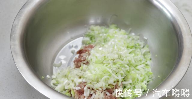 生煎包|想吃生煎包别出去买了,面点师教你在家做,咬一口满嘴流油太香了