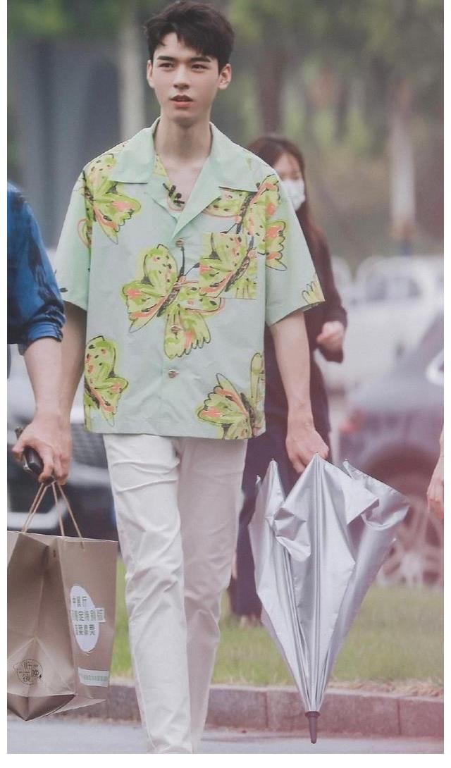 龚俊|不是龚俊、丁真，姚安娜炒CP对象是周也，海报上也挨着坐