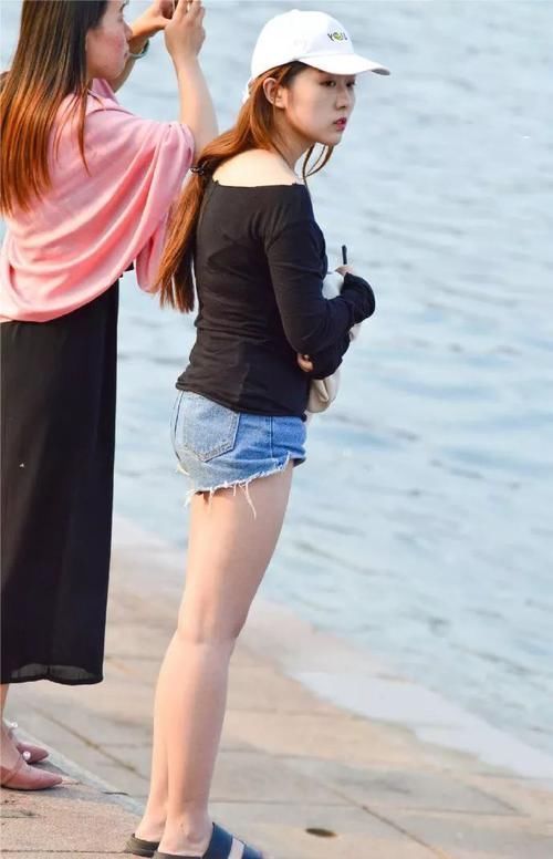 路人街拍小姐姐这条牛仔裤,看上去特别显腿长啊