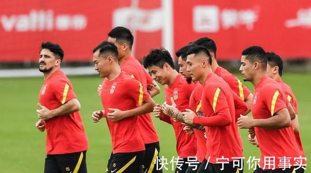 国足|0-2完败于日本男足国足变了吗?还真变了!可是细想一下又没变