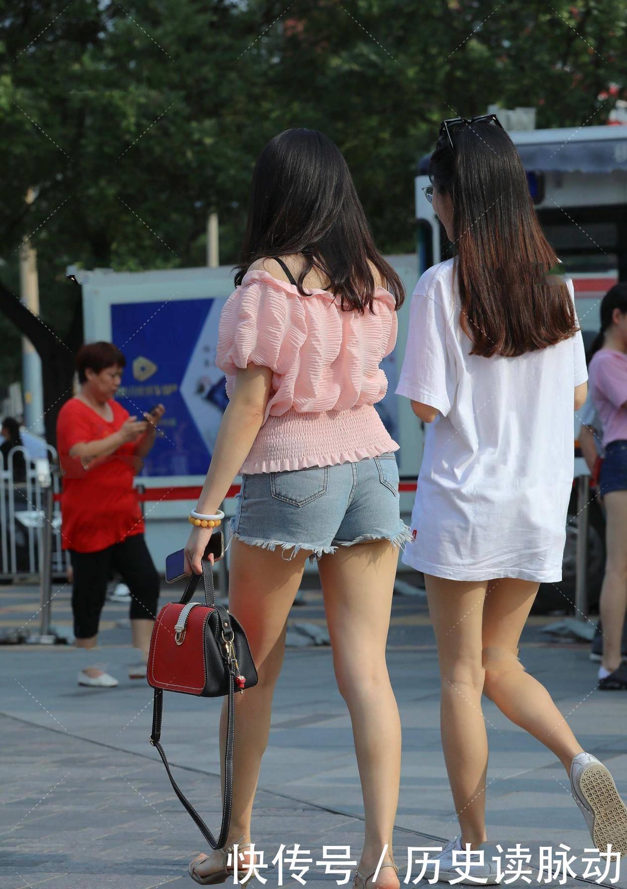 减龄|粉色一字肩,设计感十足尽显青春,减龄又时尚