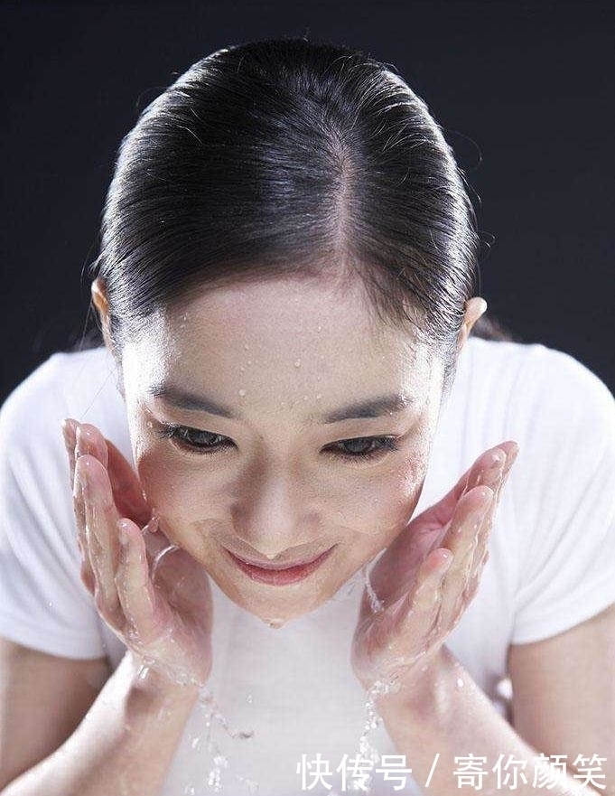 洗脸|女性洗完脸,是该“拍”干还是自然风干?方法弄错,脸上细纹增多
