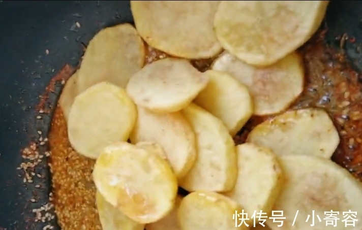 提升|炸土豆片撒上这种调料,香味瞬间提升10倍,一盘上来秒光。