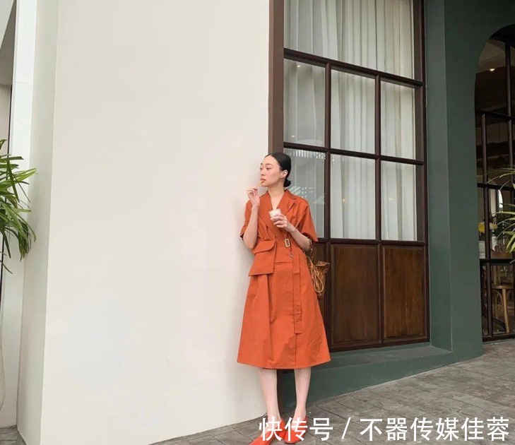 修饰|奔六的女人别乱穿,这才是你该有的穿搭:过膝裙+奶奶鞋,特优雅