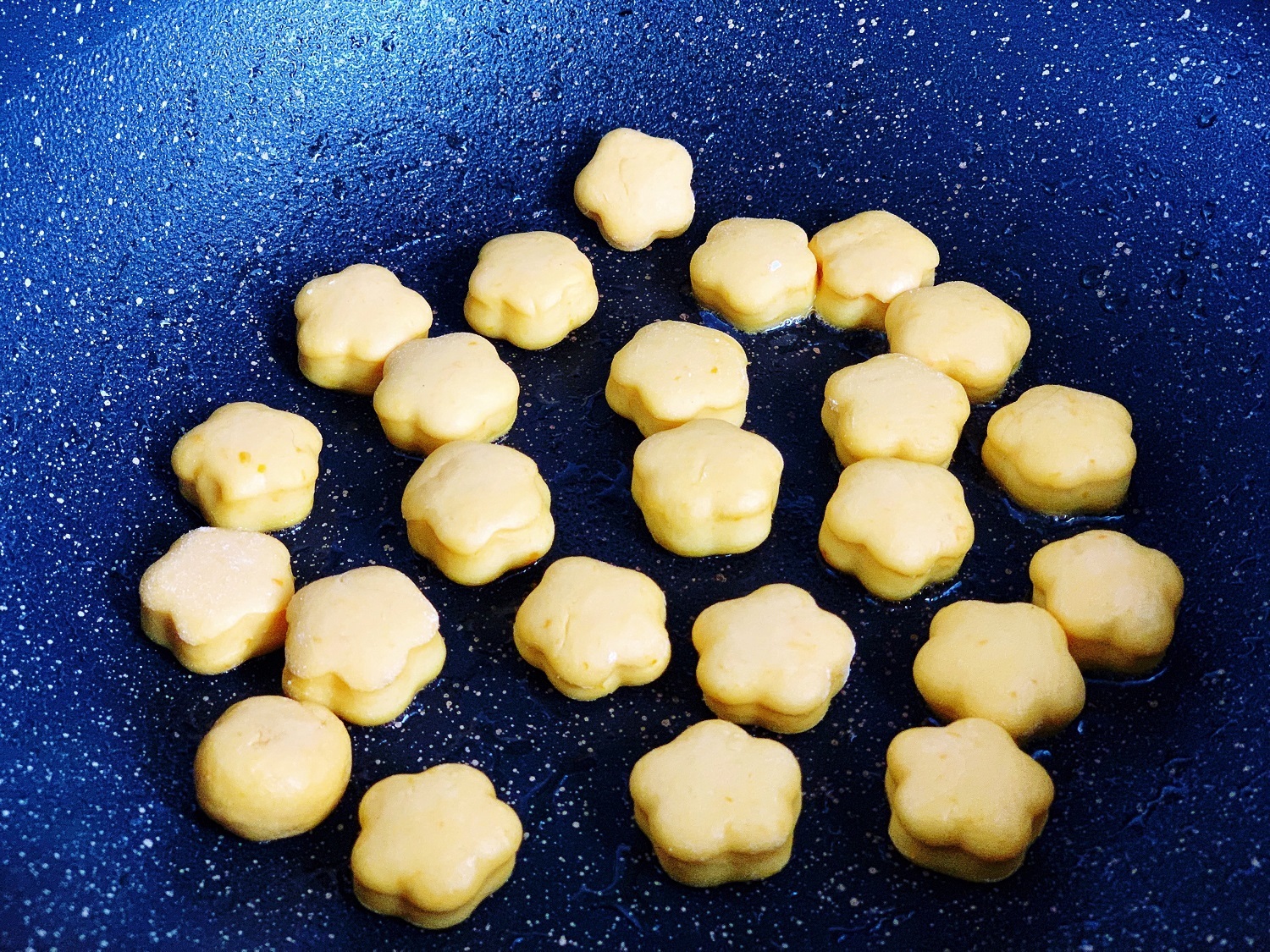 家里有南瓜的这样吃，做成一个个小馒头，营养高孩子喜欢