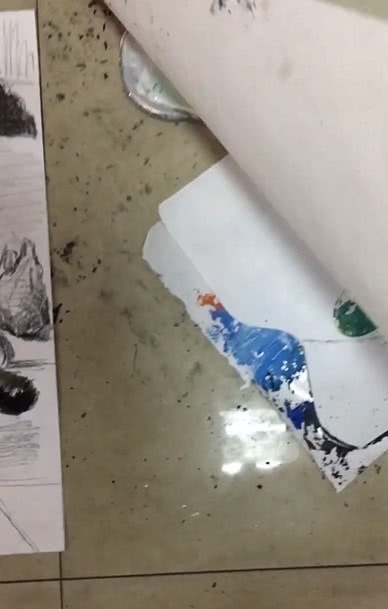 老师!为躲避老师检查卫生,美术生真的是丧心病狂,连地板都是画出来的