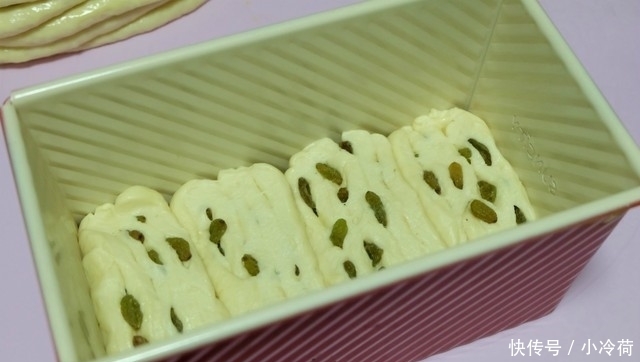 自制面包乐趣多,加上炼乳和葡萄干,又香又软味道赞,做法分享