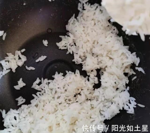 腊肠炒饭|腊肠炒饭,简单营养又好吃!